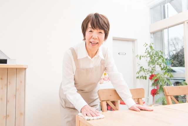 楽しく掃除する女性